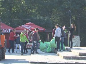 "MAREA CURĂŢENIE", ÎN CRÂNG. ZECI DE BUZOIENI AU PARTICIPAT LA ACTIUNEA "LET'S DO IT ROMÂNIA"