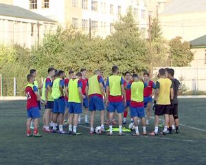 FC BUZĂU DEBUTEAZĂ DUMINICĂ. PRIMUL MECI, PE GLORIA, ÎN NOCTURNĂ