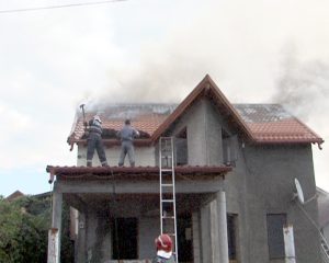 CASĂ ÎN FLĂCĂRI. O TÂNĂRĂ FAMILIE AR FI PUTUT RĂMÂNE SUB CERUL LIBER