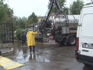 INUNDAŢIE LA GRĂDINIŢĂ. APĂ ÎN SUBSOLUL ŞI CURTEA DE LA „BOBOCEII”