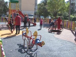 UN NOU LOC DE JOACĂ, MODERNIZAT ÎN MUNICIPIU. COPIII DIN MICRO 14 SUNT FERICIŢI