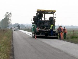 SE LUCREAZĂ INTENS PE DRUMURILE DIN JUDEŢ. CONSILIUL JUDEŢEAN, PREOCUPAT DE 203K ŞI 203L