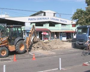 SE LUCREAZĂ PE INDEPENDENŢEI. PÂNĂ LA SFÂRŞITUL LUNII, PIAŢA VA AVEA O NOUĂ PARCARE