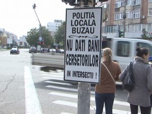 PANOURI DE AVERTIZARE LA INTRĂRILE ÎN ORAŞ. ACŢIUNI ALE POLIŢIŞTILOR LOCALI PENTRU PREVENIREA CERŞETORIEI
