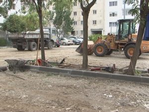 REÎNCEPE AMENAJAREA PARCĂRILOR DE CARTIER. ZONĂ SISTEMATIZATĂ PENTRU LOCATARI DIN MICRO III