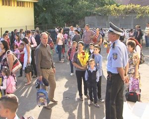 POLIŢIŞTII LOCALI, ÎN SPRIJINUL ELEVILOR ŞI PĂRINŢILOR. S-AU ASIGURAT MĂSURI DE ORDINE LA ÎNCEPUT DE AN ŞCOLAR