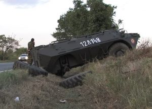 TAB AL BRIGĂZII 282 MECANIZATE FOCŞANI, AVARIAT LA BUZĂU DUPĂ CE A CĂZUT DE PE  PLATFORMĂ. ŞOFERUL A ÎNCERCAT SĂ EVITE IMPACTUL CU UN TIR