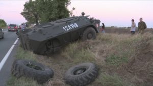 CU TAB-UL, DIRECT ÎN ŞANŢ. UN TRANSPORTOR BLINDAT A FOST SCĂPAT DE PE PLATFORMĂ, DIN MERS