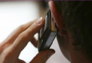 AU VORBIT, ILEGAL, PE BANI PUBLICI. TREBUIE IDENTIFICAŢI UTILIZATORII TELEFOANELOR