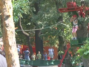 PARC DE DISTRACŢII AMPLASAT ILEGAL ÎN PARCUL CRÂNG. OCUPĂ FĂRĂ DREPT O SUPRAFAŢĂ URIAŞĂ