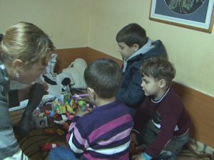 DARURI PENTRU COPIII VENIŢI DIN SIRIA. S-AU BUCURAT DE DULCIURI ŞI DE JUCĂRII
