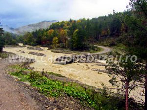 SAT IZOLAT ŞI LOCALNICI FĂRĂ APĂ. PROBLEME APĂRUTE LA BISOCA ŞI MÂNZĂLEŞTI