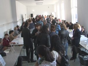 500 DE JOB-URI, LA BURSA ABSOLVENȚILOR. SUTE DE TINERI AU VENIT LA INTERVIURI