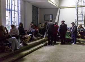 COADĂ LA "CASA VERDE". 200 DE OAMENI AU STAT LA RÂND, TOATĂ NOAPTEA, ÎN FRIG