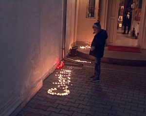 VICTIMELE COLECTIV, COMEMORATE  LA BUZĂU. SLUJBĂ DE POMENIRE ȘI LUMÂNĂRI APRINSE ÎN MEMORIA TINERILOR