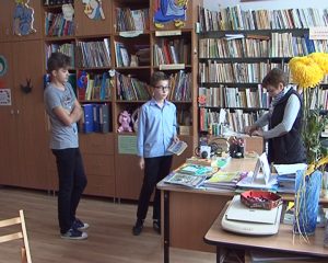 BIBLIOTECARII ŞCOLARI, MĂRIRI DE "DOI BANI" SAU ... DELOC. AU ZECI DE ANI DE ACTIVITATE, DAR SUNT UITAŢI DE AUTORITĂŢI.
