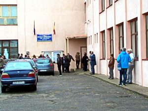 CONCURS MARATON PENTRU DIRECTORI. CANDIDAŢII ŞI MEMBRII COMISIILOR AU AŞTEPTAT ORE-N ŞIR
