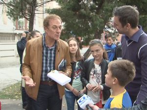 ZIUA EDUCAŢIEI, SĂRBĂTORITĂ ÎN MOD INEDIT. ELEVII AU DARUIT CARTI PE BULEVARDUL UNIRII