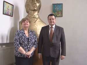 PROMOVAREA FOŞTILOR ABSOLVENŢI DE LA "EMINESCU". ASTĂZI A CONFERENŢIAT CONSULUL EDMOND NEAGOE