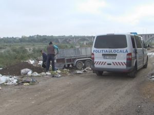 FLAGRANT LA GUNOAIE. PRINŞI ASUPRA FAPTULUI ÎN TIMP CE ARUNCAU DEŞEURI LA PODUL VADU PAŞII