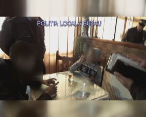 ADOLESCENŢII, SERVIŢI FĂRĂ PROBLEME ÎN BARURI. PATRONII INVOCĂ DIFERITE SCUZE.