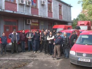 POŞTAŞII AU ÎNTRERUPT ACTIVITATEA. MAI MULŢI PENSIONARI S-AU REVOLTAT ÎN FAŢA OFICIILOR