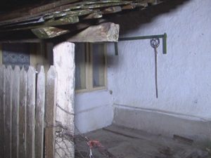 TRAGEDIE LA GĂVĂNEŞTI. UN POMPIER S-A SINUCIS. TÂNĂRUL DE 30 DE ANI S-A SPÂNZURAT ÎNTR-O MAGAZIE