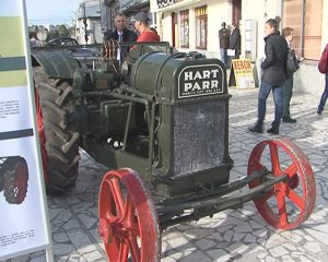 STRĂMOŞII TRACTORULUI. EXPOZIŢIE CU TRACTOARE DE EPOCĂ LA "TOAMNA BUZOIANĂ".