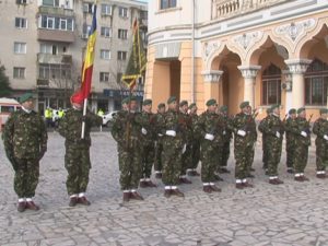 MARŞ PENTRU CENTENAR. ŞTAFETA VÎNĂTORILOR DE MUNTE A AJUNS, AZI, LA BUZĂU