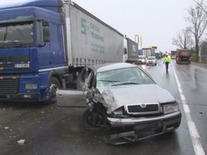 PIETON, VICTIMĂ A NEATENŢIEI UNUI ŞOFER. BOLIDUL, INTRAT ÎN DEPĂŞIRE, A ACROŞAT O FEMEIE