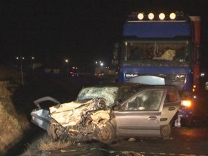 ACCIDENT MORTAL, LA CRUCEA COMISOAIEI. UN BUCUREŞTEAN A INTRAT CU MAŞINA ÎNTR-UN TIR