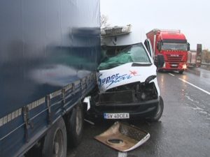 ACCIDENT RUTIER, PE ŞOSEAUA DE CENTURĂ. UN ŞOFER A ADORMIT ŞI A INTRAT CU DUBA ÎNTR-UN TIR