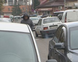 AGLOMERAŢIE PE CHIRISTIGII. MAŞINILE POLIŢIŞTILOR, PARCATE PE STRADĂ