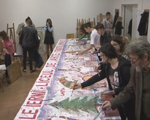 OPERĂ DE ARTĂ URIAŞĂ. ESTE EXPUSĂ PE GARDUL LICEULUI DE ARTĂ