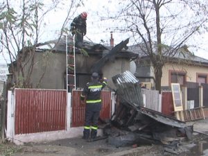 INCENDIU CAUZAT DE UN SCURTCIRCUIT. O CASĂ A ARS COMPLET, PE STRADA GÂRLAŞI