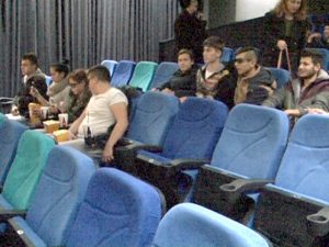 PREMII PENTRU ELEVII MUNCITORI DE LA COLEGIUL TEHNIC. AU PRIMIT BILETE GRATUITE LA FILM