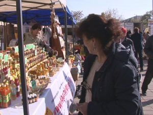 PROVIZII SĂNĂTOASE. BUZOIENII ŞI-AU FĂCUT REZERVE DE MIERE