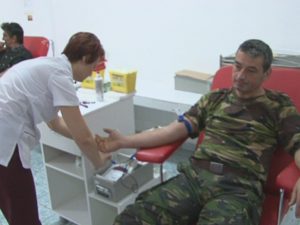 „DONEZ DIN DRAGOSTE DE ŢARĂ”. MILITARII DIN GARNIZOANA BUZĂU DONEAZĂ SÂNGE PENTRU CEI AFLAŢI ÎN SUFERINŢĂ