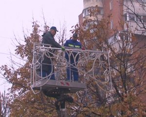 ILUMINAT FESTIV, CU LICITAŢIE. MUNICIPALITATEA A ALOCAT  8 MILIARDE DE LEI VECHI