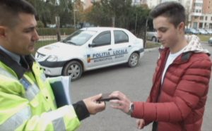 PORTOFEL CU BANI ŞI ACTE, GĂSIT PE STRADĂ. POLIŢIŞTII LOCALI L-AU RETURNAT PĂGUBITULUI