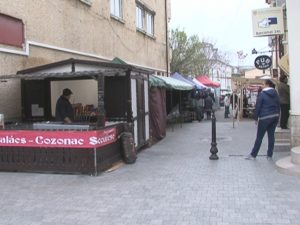 BAZAR DE CRĂCIUN. TARABAGIII ŞI-AU RIDICAT TÂRGUL LOR DE SĂRBĂTORI