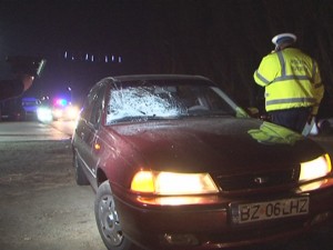 ACCIDENT GRAV, LA VERNEŞTI. IMPRUDENŢA ERA SĂ-I COSTE VIAŢA PE DOI PIETONI