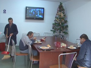 OAMENII STRĂZII, LA ADĂPOST. CENTRUL SOCIAL AL PRIMĂRIEI ESTE PLIN