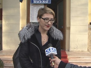 BASARABEANCA BARBĂSCUMPĂ, DIMINEAŢA LA VOT. TÂNĂRA DE LA PMP, ÎNSOŢITĂ DE CONSILIERUL ROŞIORU