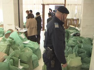 PESTE 390.000 DE BUZOIENI SUNT AŞTEPTAŢI LA URNE. 427 DE SECŢII DE VOTARE, AMENAJATE ÎN JUDEŢ