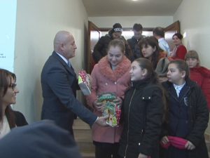 MOŞ NICOLAE DE LA CONSILIUL JUDEŢEAN. SPECTACOL "FRUMOASA ŞI BESTIA" ŞI CADOURI PENTRU COPII