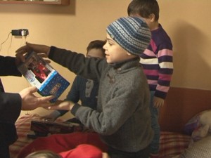 A VENIT „MOŞUL” LA COPIII SIRIENI DE LA COCHIRLEANCA. S-AU BUCURAT DE BRAD ŞI DE JUCĂRII
