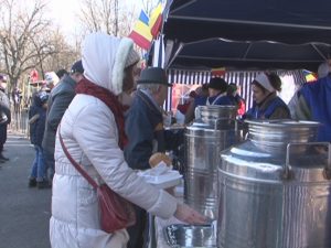 MENIURI TRADIŢIONALE, ÎN PARCUL CRÂNG. BUZOIENII AU FOST INVITAŢI LA FASOLE CU CIOLAN