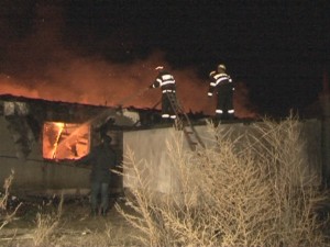 POMPIERII AU AFLAT DE CE A ARS HANUL LA CĂSUŢE. JARUL CĂZUT DIN CENTRALĂ A APRINS TOTUL ÎN JUR