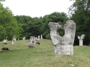 STATUI ADUSE LA VIAŢĂ. TABĂRA DE SCULPTURĂ MĂGURA VA FI REDESCHISĂ
